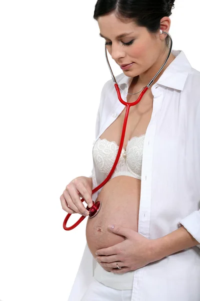 Ciężarna kobieta ze stetoskopem — Zdjęcie stockowe