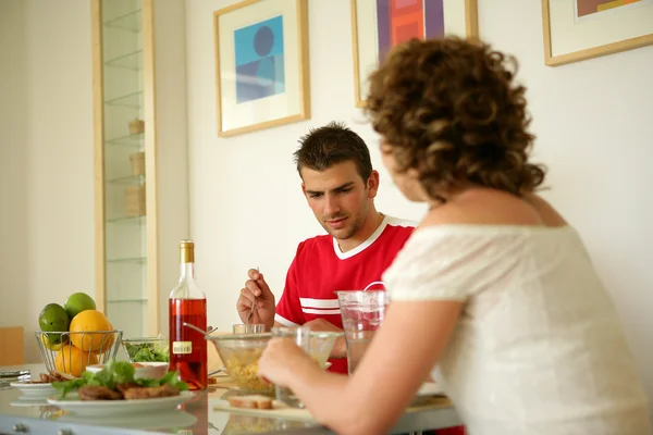 Couple manger un repas ensemble à la maison — Photo