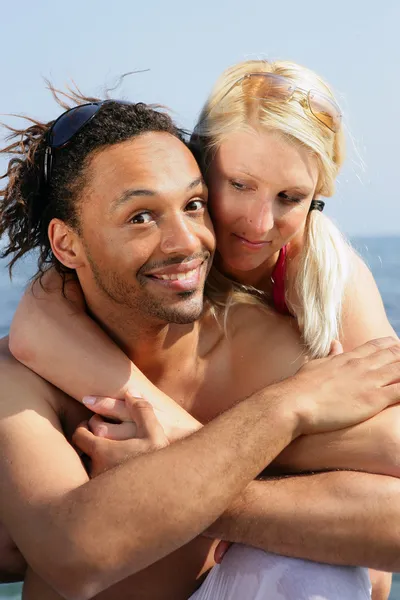 Casal feliz abraçando na praia — Fotografia de Stock