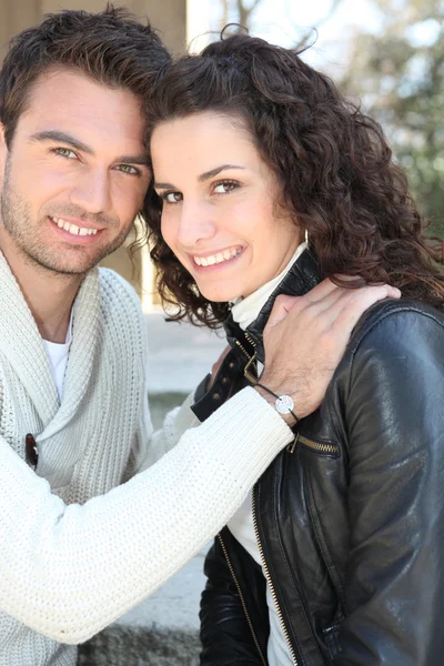Jovem casal sorrindo ao ar livre — Fotografia de Stock