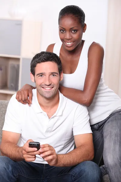Homem e mulher assistindo televisão — Fotografia de Stock