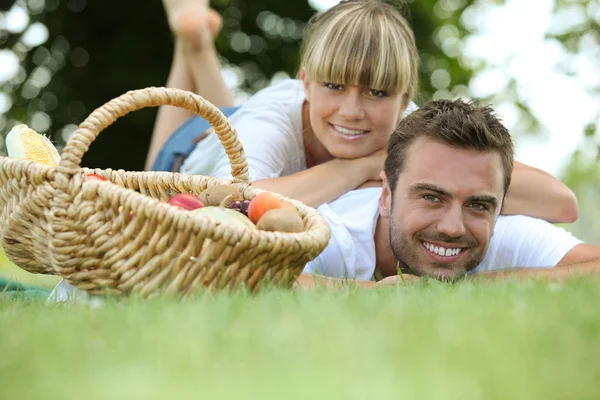 Couple relaxing in the park — Stock Photo, Image