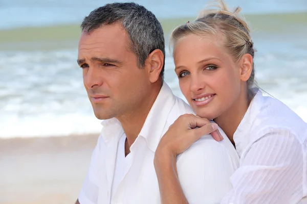 Couple dressed in white stood on beach — Stock Photo, Image