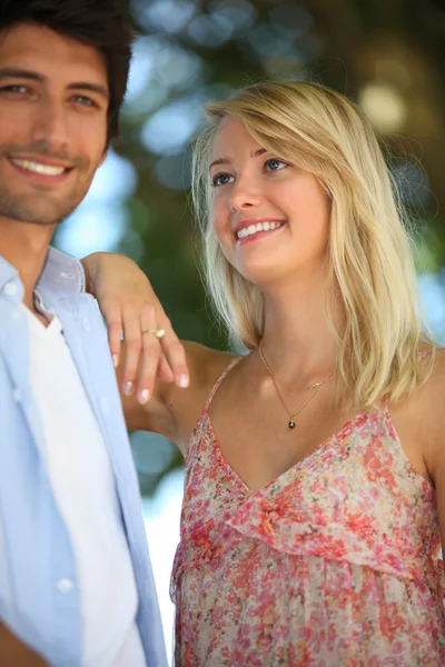 Couple debout dans le parc — Photo