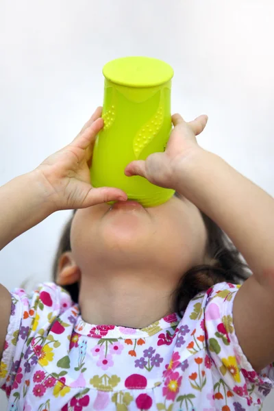 A very thirsty child — Stock Photo, Image