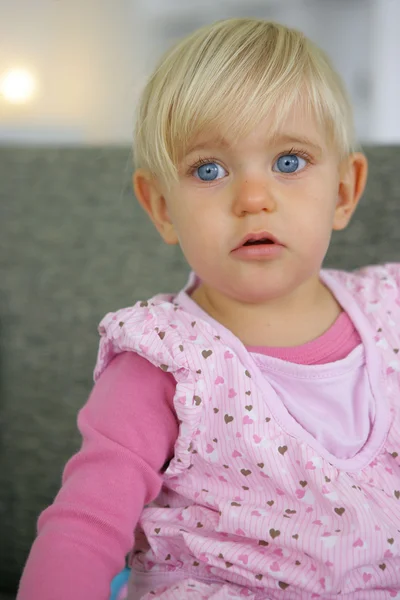 Petite fille aux yeux très bleus — Photo