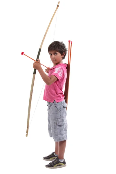 Giovane ragazzo con un grande arco e freccia — Foto Stock