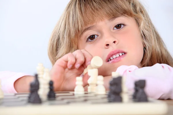 Menina loira bonito jogar xadrez — Fotografia de Stock