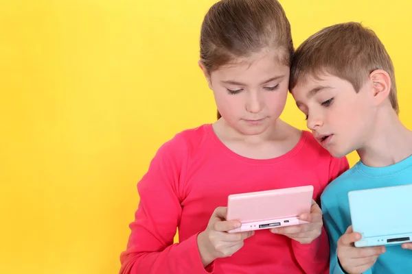 Bruder und Schwester spielen Videospiele. — Stockfoto