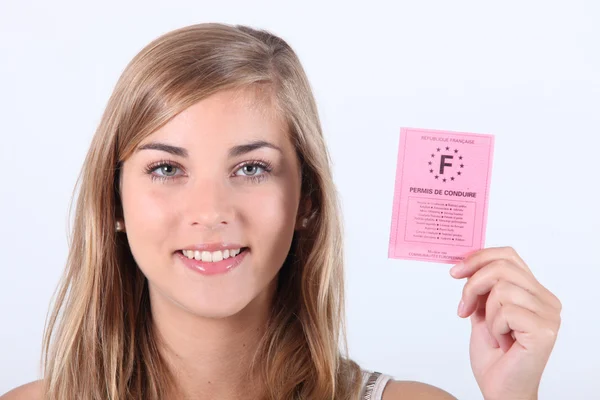 Menina loira mostrando carta de condução — Fotografia de Stock