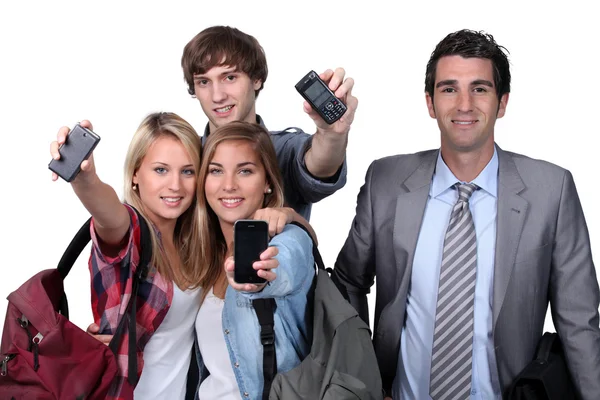 Teenager zeigen Handys — Stockfoto