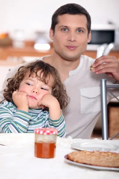 Vater isst mit seinem Kind Crêpes — Stockfoto