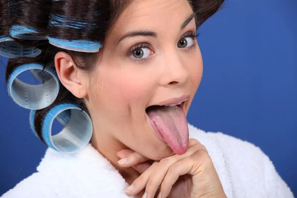 Kobieta sobie wałki do włosów ciągnąc głupią minę — Zdjęcie stockowe
