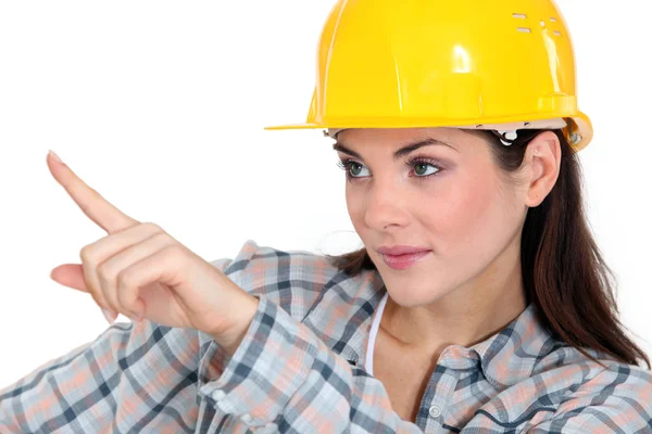 Trabalhadora da construção feminina apontando o dedo — Fotografia de Stock