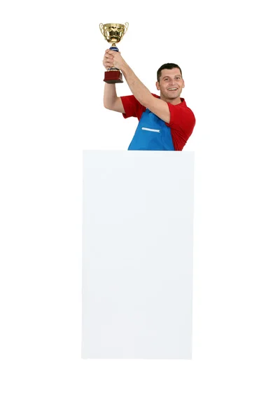 Człowiek stojący za znak puste i trzyma trofeum — Zdjęcie stockowe