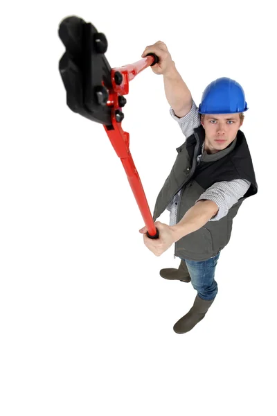 Un trabajador de la construcción sosteniendo alicates . — Foto de Stock
