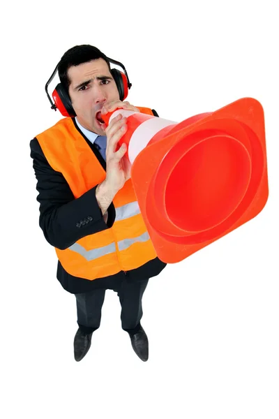 Homme utilisant un cône de circulation comme mégaphone — Photo