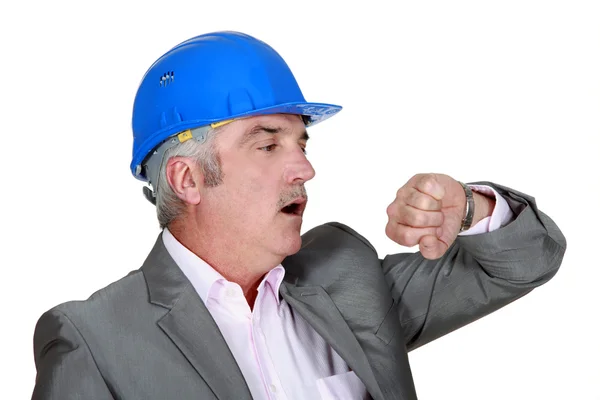 Ingenieur op zoek op het moment — Stockfoto