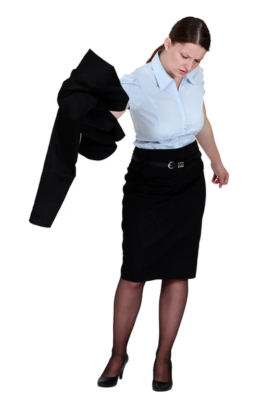 En affärskvinna som att bli av med sin jacka. — Stockfoto