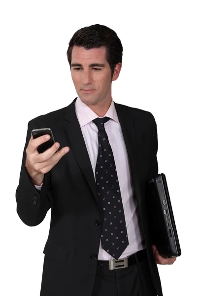 Επιχειρηματίας κοιτάζοντας το τηλέφωνό του. — Φωτογραφία Αρχείου