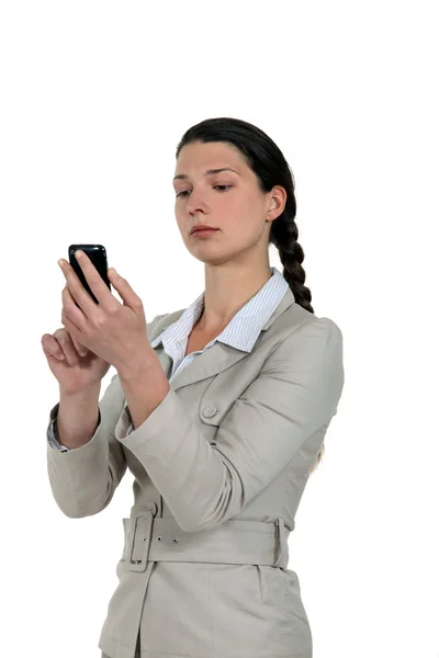 Деловая женщина проверяет свой смартфон . — стоковое фото