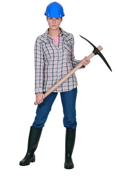 A female construction worker with a pickaxe. — Stock Photo, Image