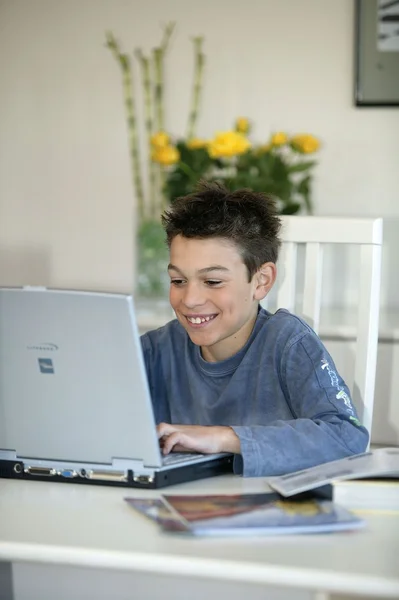 Мальчик веселится на своем ноутбуке — стоковое фото