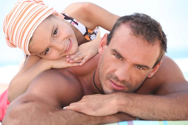 Papa und seine Tochter am Strand — Stockfoto