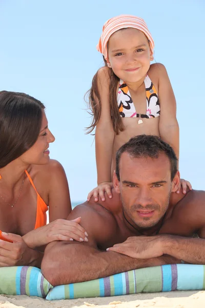 Familjen njuter av en dag på stranden — Stockfoto