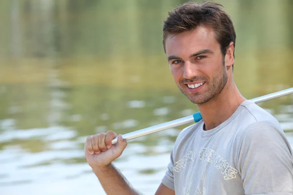 一名年轻男子捕鱼的肖像 — 图库照片