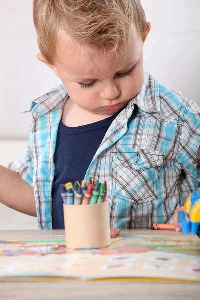 Boya kalemi ile küçük çocuk — Stok fotoğraf