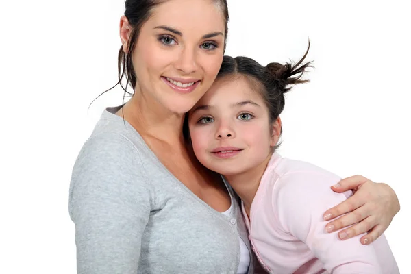 Mor kramar sin dotter — Stockfoto