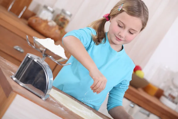 Маленька дівчинка робить млинці — стокове фото