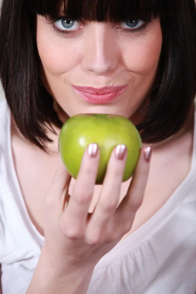 Κινηματογράφηση σε πρώτο πλάνο του μια γυναίκα με ένα πράσινο μήλο — Φωτογραφία Αρχείου