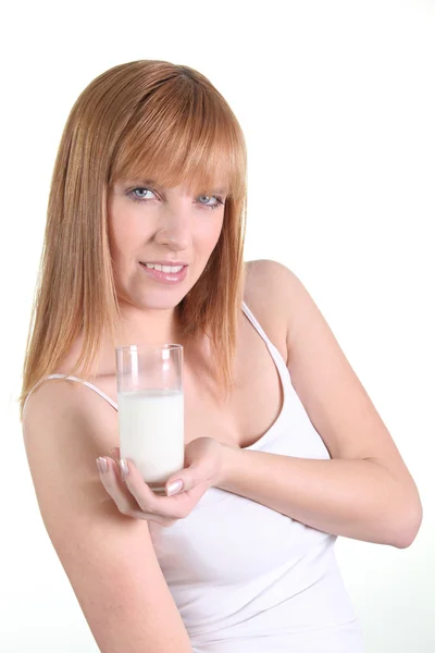 Mulher com um copo de leite — Fotografia de Stock