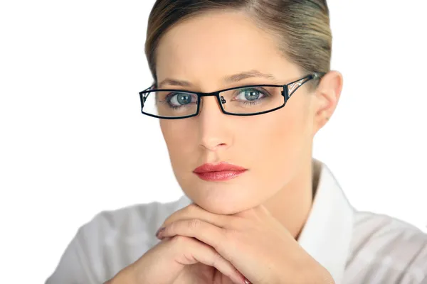 Gözlük takan bir kadın portresi — Stok fotoğraf