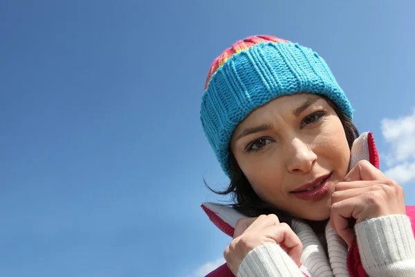 Woman outdoors with wool cap — Stock Photo, Image