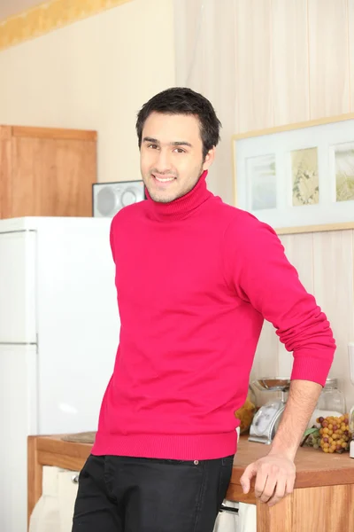 Mann im rosafarbenen Pullover — Stockfoto