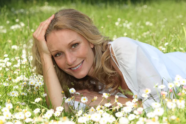 Kobieta, leżąc w boisko trawiaste — Zdjęcie stockowe