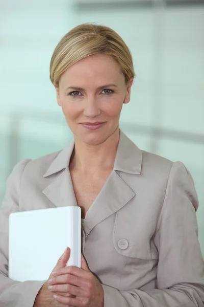 Iş kadını holding laptop — Stok fotoğraf