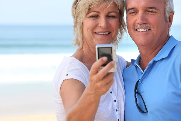 Pareja tomando autorretrato — Foto de Stock