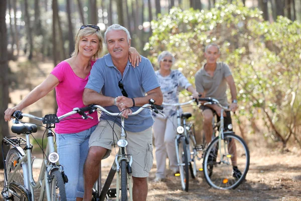 Två äldre par på cykeltur — Stockfoto