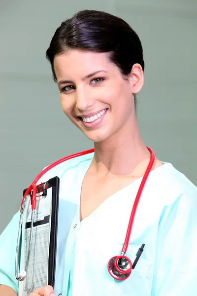 Portrét usměvavé zdravotní sestry — Stock fotografie