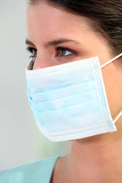 Brunette enfermeira usando máscara — Fotografia de Stock