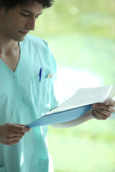 Pielęgniarka czytania notatki. — Zdjęcie stockowe