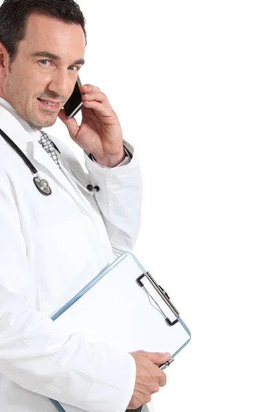 Médico no telefone sorrindo — Fotografia de Stock