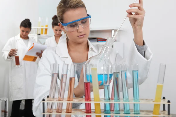 Drie vrouwen in een wetenschappelijk laboratorium — Stockfoto