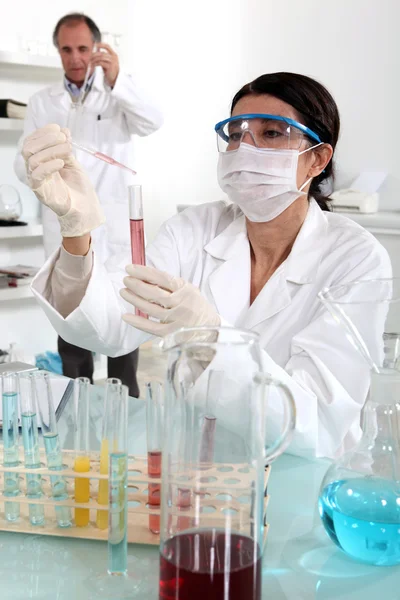 Two scientists in laboratory — Stock Photo, Image