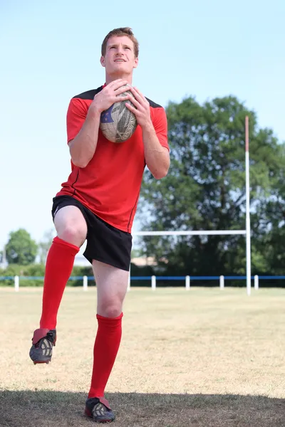 Hombre jugando rugby — Foto de Stock