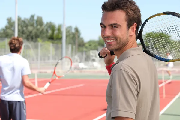 Jogador de tênis sorrindo — Fotografia de Stock